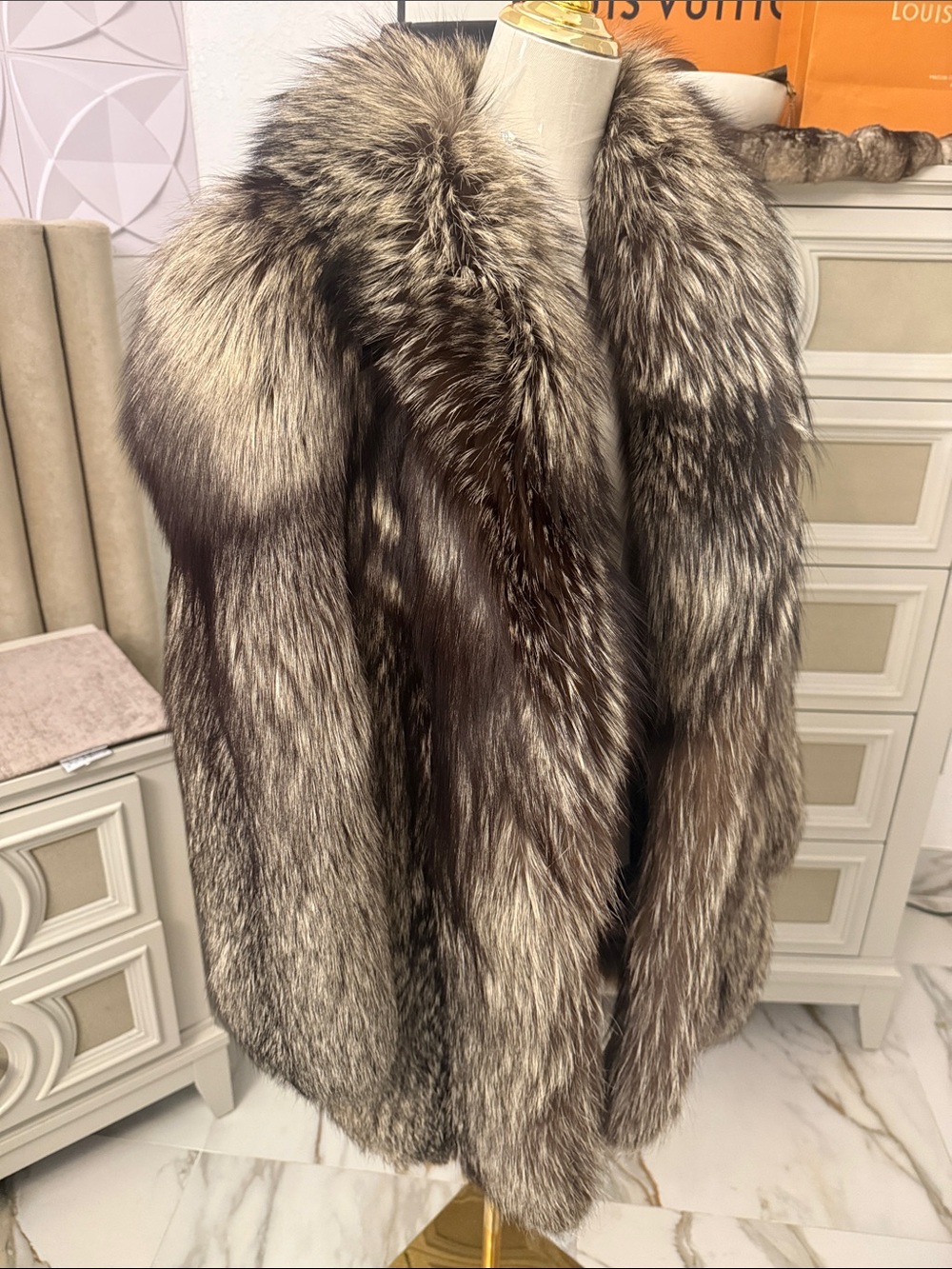 Saga superb quality tag silver fox fur coat size medium
